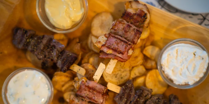 Řecké menu pro dva: souvlaki, karbanátky, filé z pražmy i dezert kataifi s vanilkovou zmrzlinou