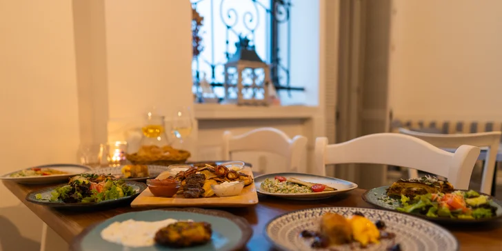 Řecké menu pro dva: souvlaki, karbanátky, filé z pražmy i dezert kataifi s vanilkovou zmrzlinou
