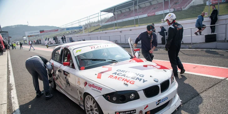 Až 9 kol na jednom ze 3 okruhů v BMW M3 nebo 130i Cup s rallye závodníkem Martinem Semerádem