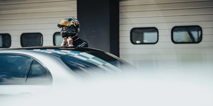 Na okruhu v supersportu AMG C63 Clubsport: 1–9 kol s rallye závodníkem Martinem Semerádem