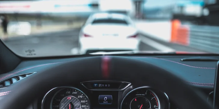 Na okruhu v supersportu AMG C63 Clubsport: 1–9 kol s rallye závodníkem Martinem Semerádem