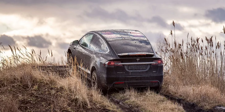 Hodina jedinečného off-road ježdění s upravenou Teslou Model X
