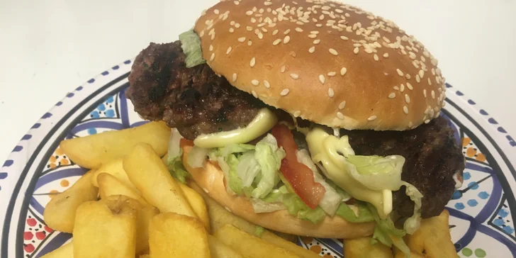 Cheeseburger nebo chickenburger s nápojem i hranolky pro jednoho či dva hladovějící