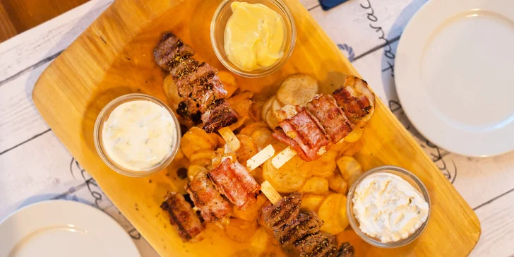 Řecké menu pro dva: souvlaki, karbanátky, filé z pražmy i dezert kataifi s vanilkovou zmrzlinou