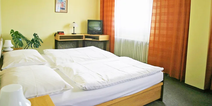 Polopenze s lahví vína a wellness jako pro pány v podhradí Zvíkova: jedna noc i týden v páru či s rodinou