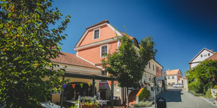 Pobyt ve Dvoře Hoffmeister 15 minut od Prahy: romantická atmosféra a vyhlášená restaurace