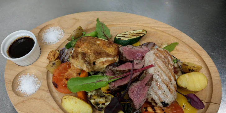 Tříchodové menu U Přeška: kachní konfit, variace grilovaných mas a lívanečky