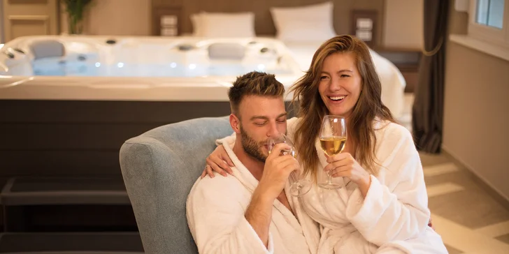 Celá noc v Relaxklubu se saunou a vířivkou na 3 hodiny i vínem pro 2 osoby