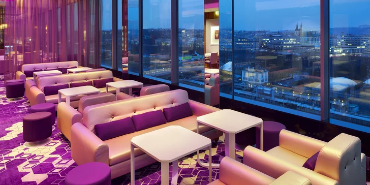 Date Night: 3chodové menu ve sky baru hotelu Hilton Prague s lahví vína a neomezenými nápoji
