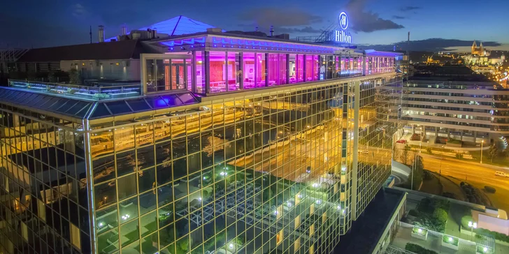 Date Night: 3chodové menu ve sky baru hotelu Hilton Prague s lahví vína a neomezenými nápoji