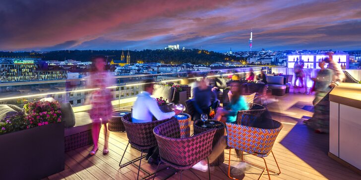 Dárkové vouchery do střešního baru hotelu Hilton Prague: 1000–2000 Kč na jídlo i nápoje