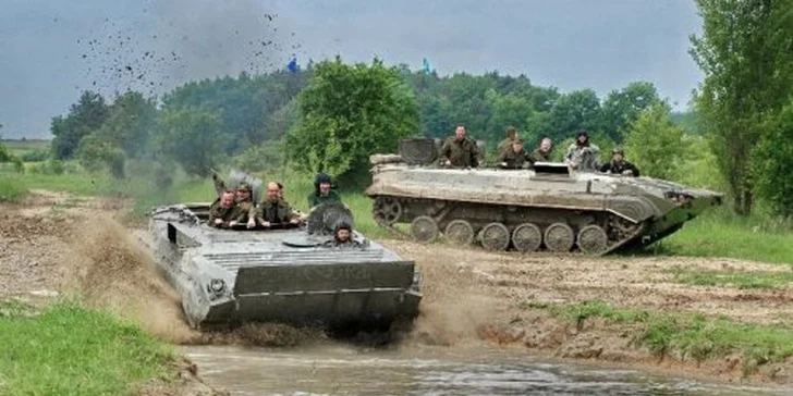 Jen 599 Kč za extrémní jízdu obrněným transportérem v hodnotě 3500 Kč. Adrenalin, zábava a bláto všude kolem. Jedinečný zážitek pro muže každého věku s úžasnou slevou 82%.