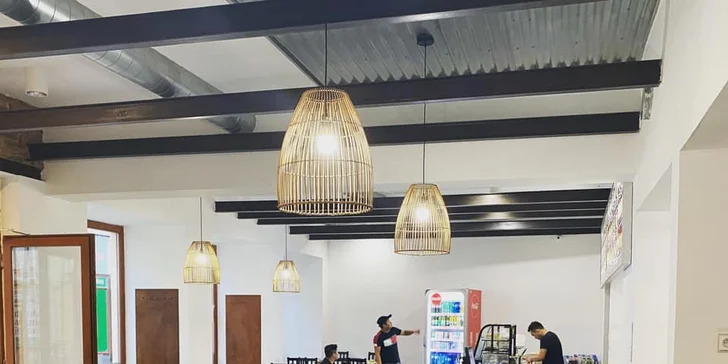 Šestero sushi setů po 24–68 rolkách: losos, kreveta nebo krab i avokádo a okurka