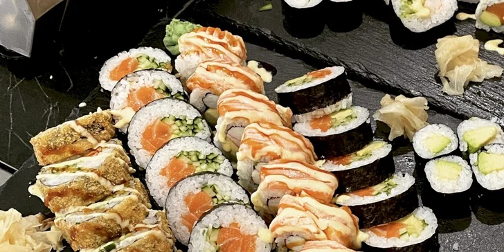 Šestero sushi setů po 24–68 rolkách: losos, kreveta nebo krab i avokádo a okurka