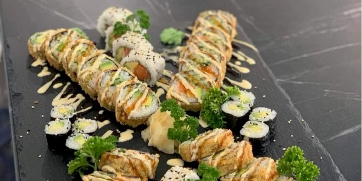 Šestero sushi setů po 24–68 rolkách: losos, kreveta nebo krab i avokádo a okurka
