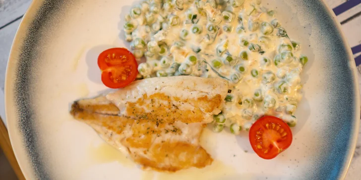 Řecké menu pro dva: souvlaki, karbanátky, filé z pražmy i dezert kataifi s vanilkovou zmrzlinou