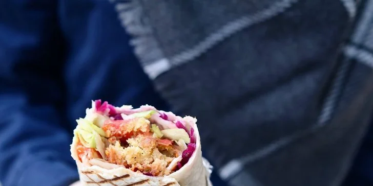 Pochutnejte si: kebab a falafel wrap, kebab plate, hranolky i veganský salát