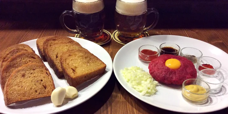 150 g hovězího tataráku, zlatavé topinky a dvě velká piva Pilsner Urquell
