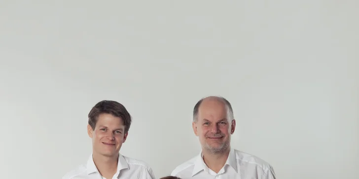 Fotí se v ateliéru na Letenském náměstí. 