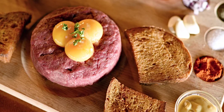300 nebo 500 g míchaného hovězího tataráku a neomezené množství topinek