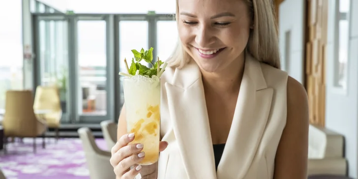 Date Night: 3chodové menu ve sky baru hotelu Hilton Prague s lahví vína a neomezenými nápoji