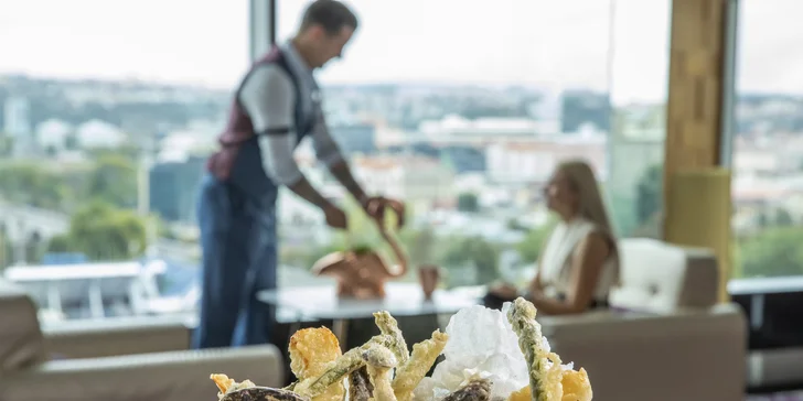 Date Night: 3chodové menu ve sky baru hotelu Hilton Prague s lahví vína a neomezenými nápoji