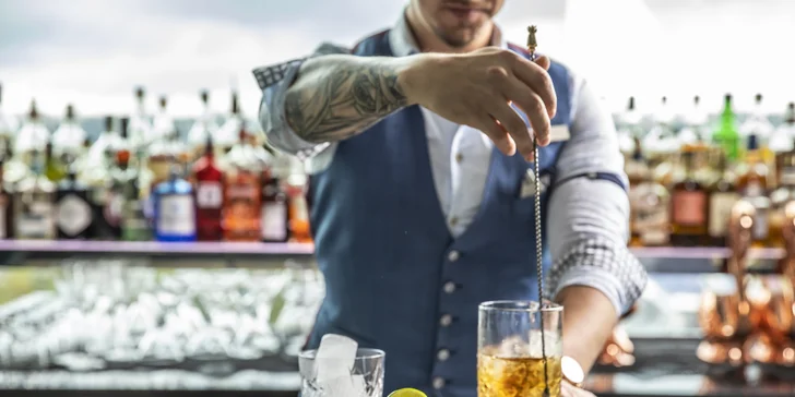 Date Night: 3chodové menu ve sky baru hotelu Hilton Prague s lahví vína a neomezenými nápoji