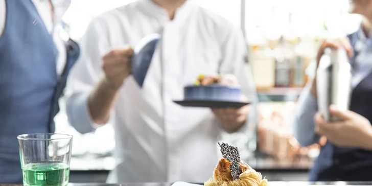 Date Night: 3chodové menu ve sky baru hotelu Hilton Prague s lahví vína a neomezenými nápoji