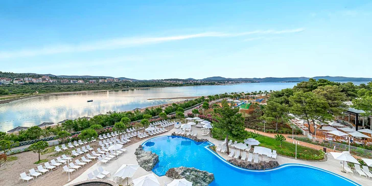 Letní dovolená v Chorvatsku: hotel u bílé pláže, venkovní bazény, animační program a snídaně