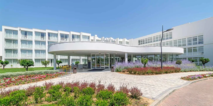 Letní dovolená v Chorvatsku: hotel u bílé pláže, venkovní bazény, animační program a snídaně