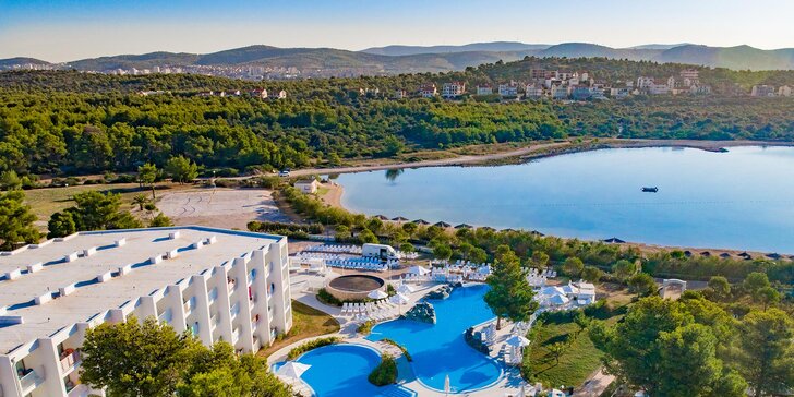 Letní dovolená v Chorvatsku: hotel u bílé pláže, venkovní bazény, animační program a snídaně