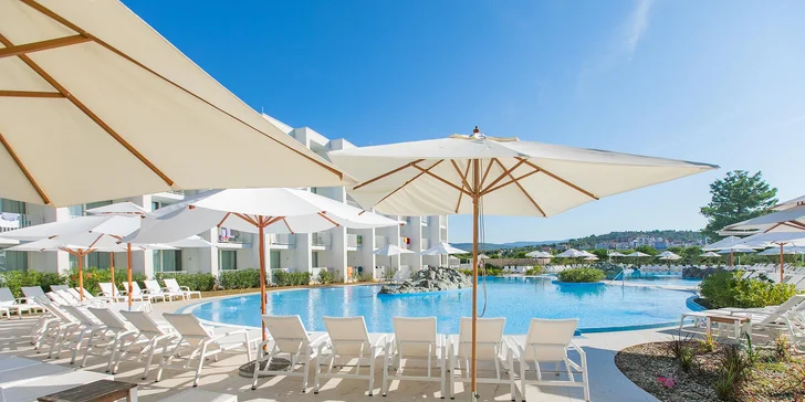 Letní dovolená v Chorvatsku: hotel u bílé pláže, venkovní bazény, animační program a snídaně