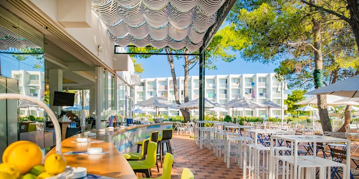 Letní dovolená v Chorvatsku: hotel u bílé pláže, venkovní bazény, animační program a snídaně