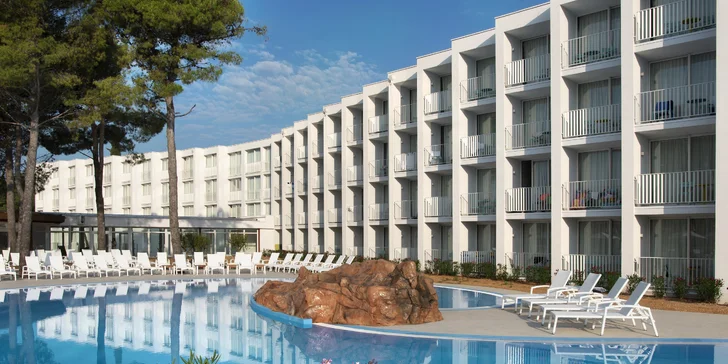 Letní dovolená v Chorvatsku: hotel u bílé pláže, venkovní bazény, animační program a snídaně