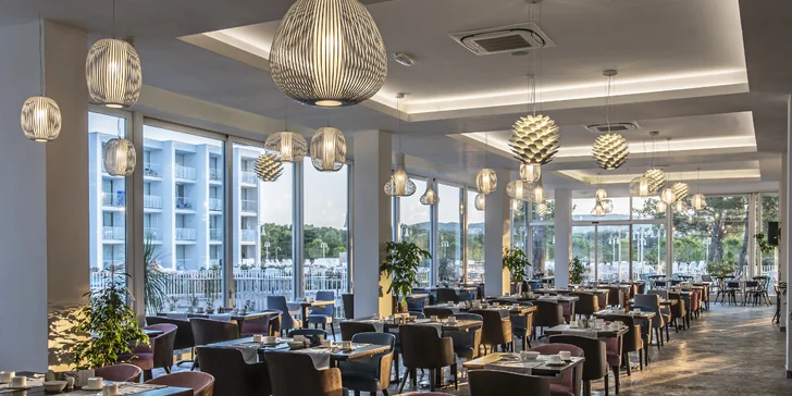 Letní dovolená v Chorvatsku: hotel u bílé pláže, venkovní bazény, animační program a snídaně