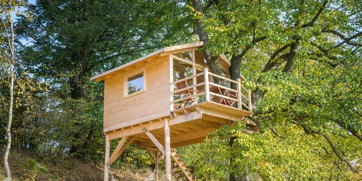 Netradiční jarní nebo podzimní dovolená: treehouse na Vysočině, vyhřívaný sud i láhev vína