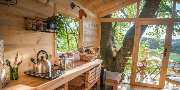 Netradiční pobyt na stromě: treehouse na Vysočině, vyhřívaný koupací sud i lahev vína