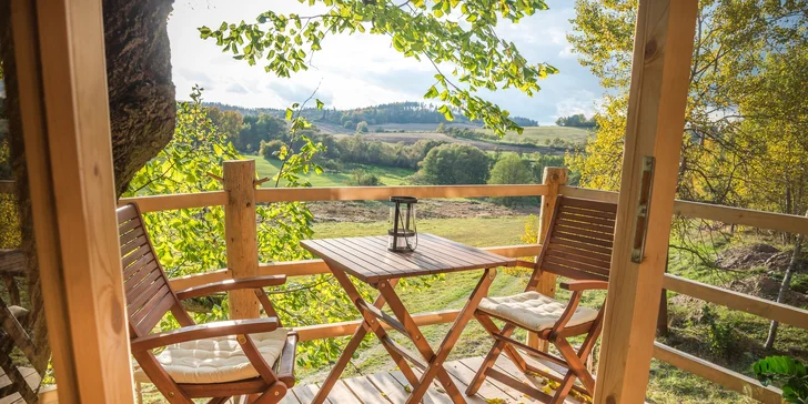 Netradiční pobyt na stromě: treehouse na Vysočině, vyhřívaný koupací sud i lahev vína