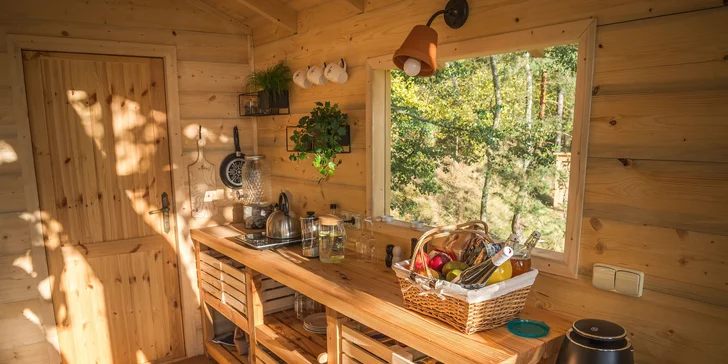 Netradiční pobyt na stromě: treehouse na Vysočině, vyhřívaný koupací sud i lahev vína