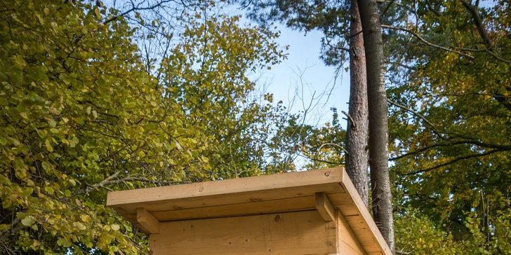 Netradiční pobyt na stromě: treehouse na Vysočině, vyhřívaný koupací sud i lahev vína