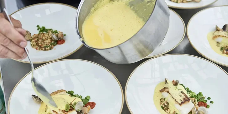 Degustační menu od šéfkuchaře Marka Raditsche: plošina na náplavce ve výšce 50 metrů