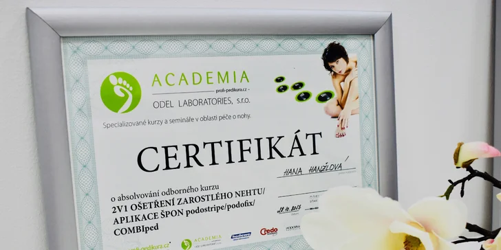 Profesionální mokrá pedikúra rukama odborníka vč. masáže nohou