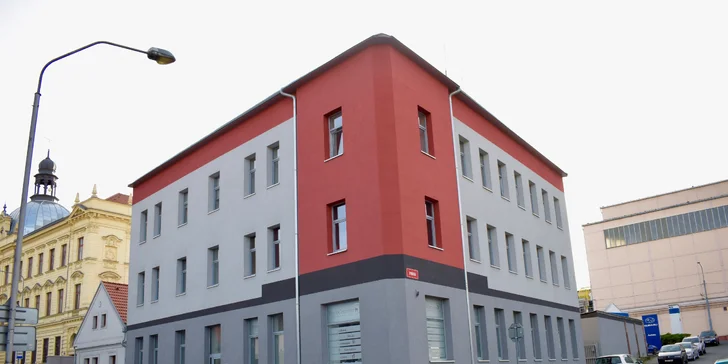 Profesionální mokrá pedikúra rukama odborníka vč. masáže nohou