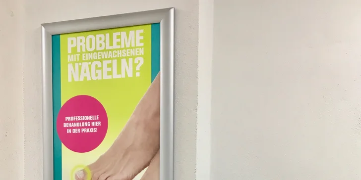 Profesionální mokrá pedikúra rukama odborníka vč. masáže nohou