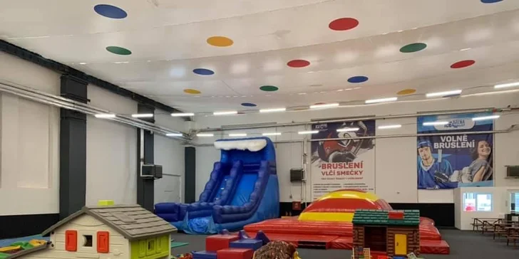 Hopsání ve dvou či s rodinou: celodenní vstup do arény s trampolínami, hradem a dalšími atrakcemi