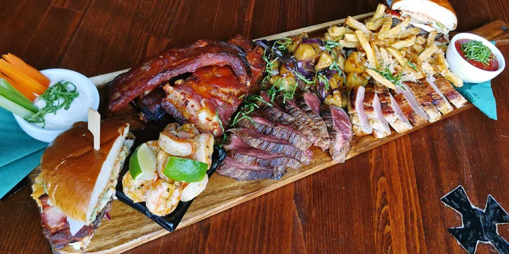 Masové prkno v irské restauraci: křídla, žebra, hovězí steak, burger i krevety