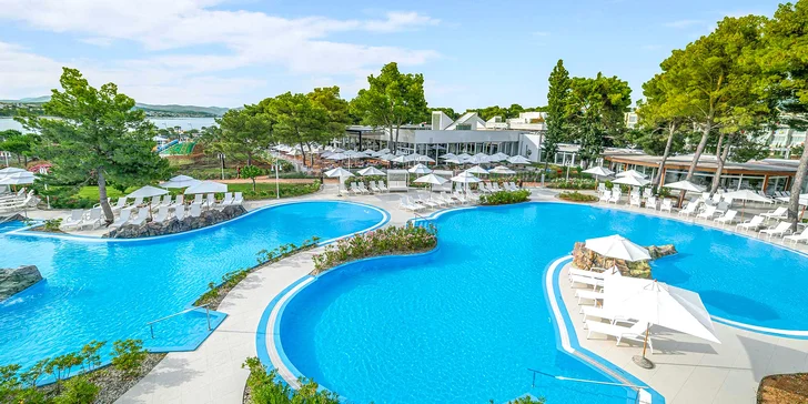 Letní dovolená v Chorvatsku: hotel u bílé pláže, venkovní bazény, animační program a snídaně