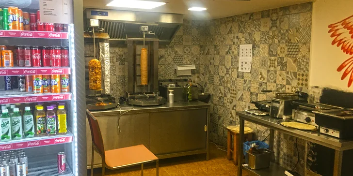 Cheeseburger nebo chickenburger s nápojem i hranolky pro jednoho či dva hladovějící