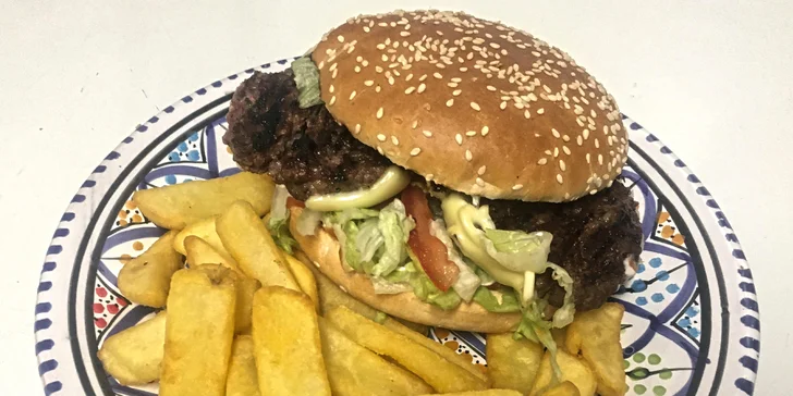 Cheeseburger nebo chickenburger s nápojem i hranolky pro jednoho či dva hladovějící