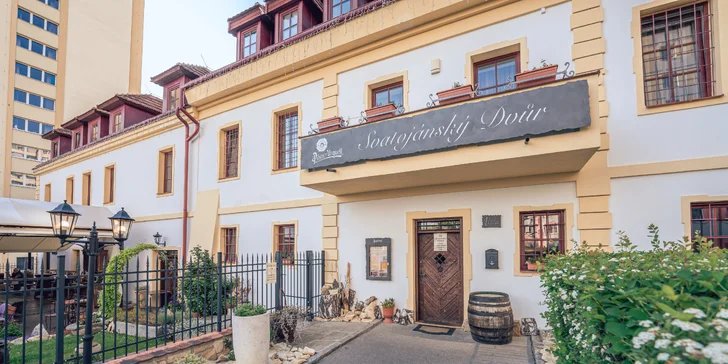 Dovolená na okraji Prahy: pobyt se snídaní, večeří i lahví prosecca